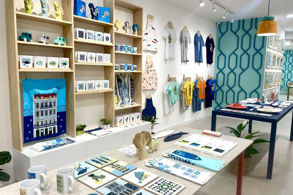 Une boutique de souvenirs authentiques au cœur ...